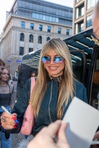 heidi-klum-signed-autographs-for-her-fans-outside-her-hotel-07-22-2023-2.jpg