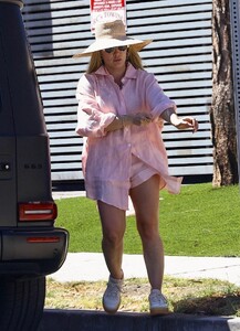 hilary-duff-out-at-a-park-in-sherman-oaks-08-18-2023-1.jpg