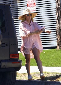 hilary-duff-out-at-a-park-in-sherman-oaks-08-18-2023-5.jpg