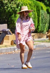 hilary-duff-out-at-a-park-in-sherman-oaks-08-18-2023-6.jpg