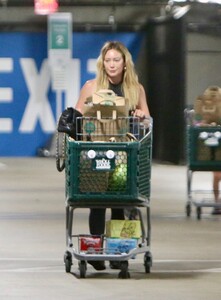 hilary-duff-shopping-for-grocery-at-whole-foods-in-sherman-oaks-08-23-2023-0.jpg
