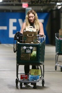 hilary-duff-shopping-for-grocery-at-whole-foods-in-sherman-oaks-08-23-2023-5.jpg