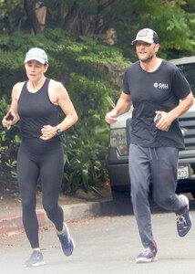 jennifer-garner-and-john-miller-out-jogging-in-brentwood-08-14-2023-0.jpg