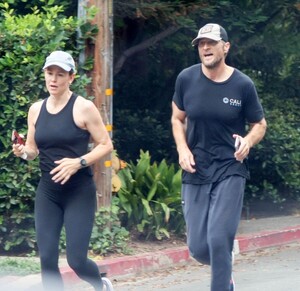 jennifer-garner-and-john-miller-out-jogging-in-brentwood-08-14-2023-1.jpg