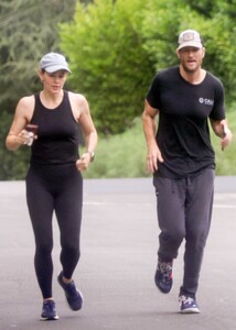 jennifer-garner-and-john-miller-out-jogging-in-brentwood-08-14-2023-5.jpg