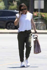 jennifer-garner-out-and-about-in-brentwood-08-12-2023-2.jpg