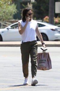 jennifer-garner-out-and-about-in-brentwood-08-12-2023-4.jpg