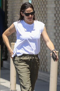 jennifer-garner-out-and-about-in-brentwood-08-12-2023-6.jpg