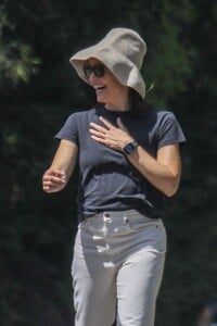 jennifer-garner-out-and-about-in-brentwood-08-17-2023-0.jpg