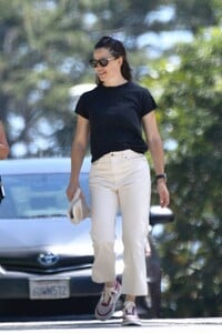 jennifer-garner-out-and-about-in-brentwood-08-17-2023-3.jpg