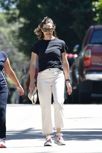 jennifer-garner-out-and-about-in-brentwood-08-17-2023-5.jpg