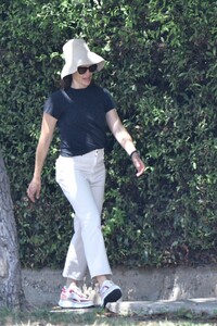jennifer-garner-out-and-about-in-brentwood-08-17-2023-7.jpg