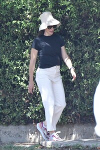 jennifer-garner-out-and-about-in-brentwood-08-17-2023-8.jpg