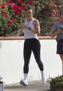 jennifer-garner-out-on-morning-run-in-los-angeles-08-13-2023-0.jpg