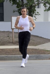 jennifer-garner-out-on-morning-run-in-los-angeles-08-13-2023-2.jpg