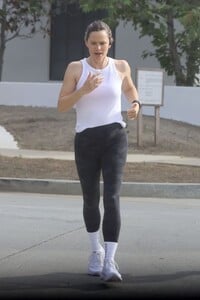 jennifer-garner-out-on-morning-run-in-los-angeles-08-13-2023-3.jpg