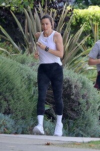 jennifer-garner-out-on-morning-run-in-los-angeles-08-13-2023-4.jpg