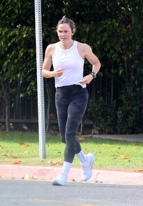 jennifer-garner-out-on-morning-run-in-los-angeles-08-13-2023-5.jpg