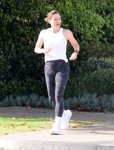 jennifer-garner-out-on-morning-run-in-los-angeles-08-13-2023-6.jpg