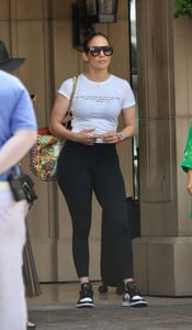 jennifer-lope-leaves-maybourne-hotel-in-los-angeles-08-16-2023-3.thumb.jpg.176fe49888b45903e8df9b880c72fed2.jpg