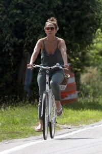 jennifer-lopez-on-a-bike-ride-in-the-hamptons-08-02-2023-6.jpg