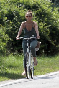 jennifer-lopez-on-a-bike-ride-in-the-hamptons-08-02-2023-8.jpg