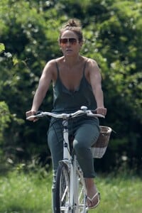 jennifer-lopez-on-a-bike-ride-in-the-hamptons-08-02-2023-9.jpg