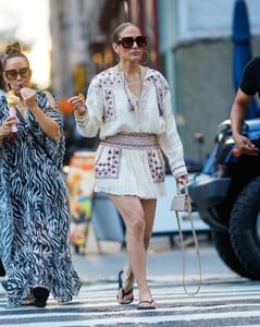 jennifer-lopez-out-shopping-in-new-york-08-13-2023-2.jpg