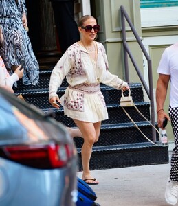 jennifer-lopez-out-shopping-in-new-york-08-13-2023-3.jpg