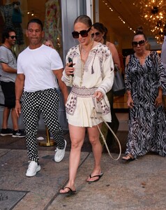 jennifer-lopez-out-shopping-in-new-york-08-13-2023-5.jpg