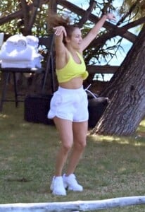 jennifer-lopez-rehearsing-a-dance-routine-on-holiday-in-amalfi-coast-08-08-2023-6.jpg