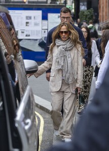 jennifer-lopez-shopping-for-jewellery-at-grays-antique-market-in-london-08-04-2023-1.jpg