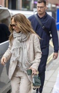 jennifer-lopez-shopping-for-jewellery-at-grays-antique-market-in-london-08-04-2023-6.jpg