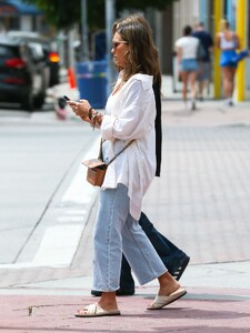 jessica-alba-out-and-about-in-los-angeles-08-19-2023-0.jpg