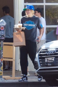 jessica-hart-out-for-morning-coffee-in-los-feliz-07-30-2023-1.jpg
