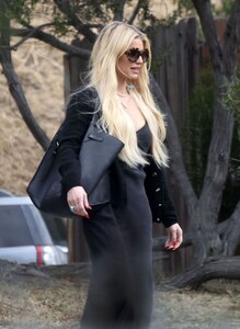 jessica-simpson-heading-to-a-meeting-in-los-angeles-06-13-2023-0.jpg
