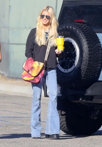 jessica-simpson-out-for-grocery-shopping-in-los-angeles-08-19-2023-0.jpg