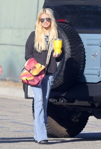 jessica-simpson-out-for-grocery-shopping-in-los-angeles-08-19-2023-1.jpg