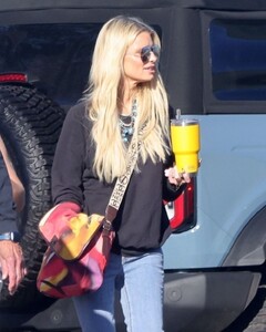 jessica-simpson-out-for-grocery-shopping-in-los-angeles-08-19-2023-2.jpg