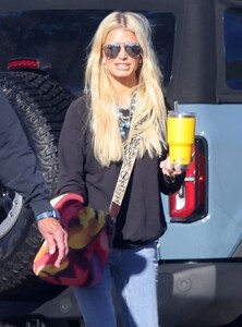 jessica-simpson-out-for-grocery-shopping-in-los-angeles-08-19-2023-5.jpg