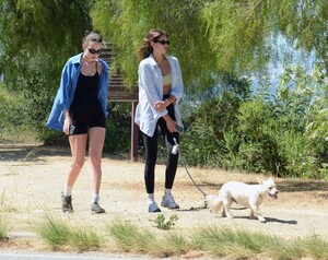 kaia-gerber-and-alay-bowker-out-hikinig-in-los-angeles-08-16-2023-0.jpg