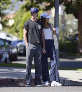kaia-gerber-and-austin-butler-a-lunch-date-in-los-angeles-08-17-2023-3.jpg