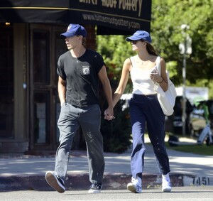 kaia-gerber-and-austin-butler-a-lunch-date-in-los-angeles-08-17-2023-4.jpg