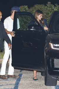 kaia-gerber-and-austin-butler-leaves-dinner-with-friends-at-nobu-in-malibu-08-13-2023-2.jpg