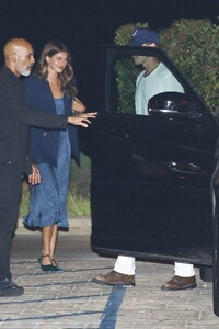 kaia-gerber-and-austin-butler-leaves-dinner-with-friends-at-nobu-in-malibu-08-13-2023-4.jpg
