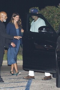 kaia-gerber-and-austin-butler-leaves-dinner-with-friends-at-nobu-in-malibu-08-13-2023-5.jpg