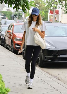 kaia-gerber-heading-to-a-gym-in-west-hollywood-08-11-2023-1.jpg