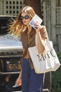 kaia-gerber-out-for-lunch-at-san-vicente-bungalows-in-west-hollywood-08-23-2023-3.jpg