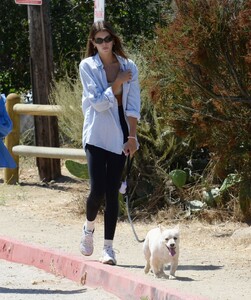 kaia-gerber-out-with-her-dog-in-los-angeles-08-16-2023-3.jpg