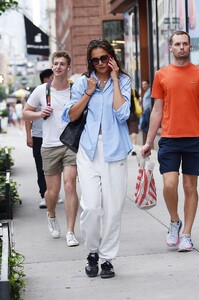 katie-holmes-chats-on-her-phone-out-in-new-york-08-09-2023-2.jpg